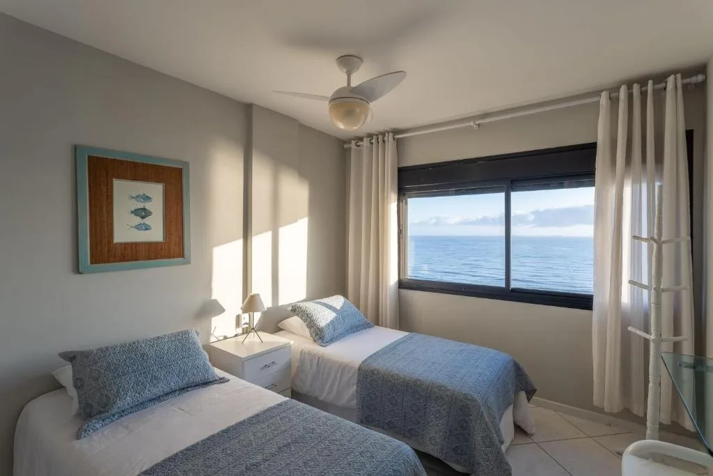 Frente Mar no Centro | 3 Quartos + 2 Vagas, Balneário Camboriú, na 2114 Av. Atlântica em Balneário Camboriú/SC — foto 2