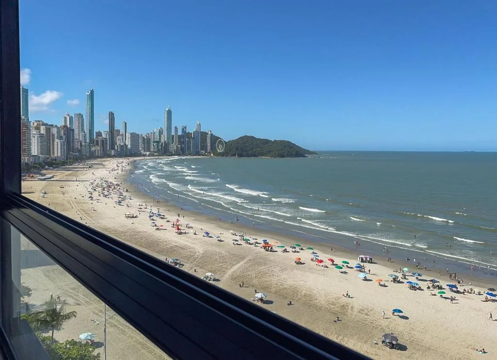 Frente Mar no Centro | 3 Quartos + 2 Vagas, Balneário Camboriú, na 2114 Av. Atlântica em Balneário Camboriú/SC — foto 13