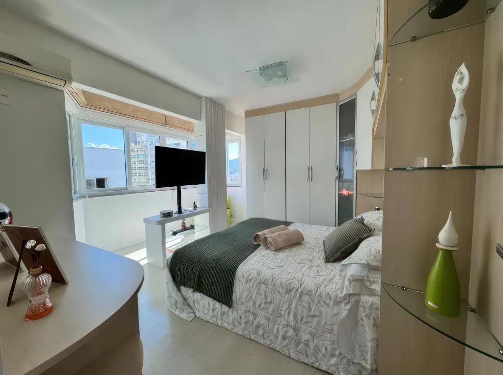Frente Mar alto padrão 250m2 pé na areia 3 garagens, Balneário Camboriú, na Av. Atlântica, 450 em Balneário Camboriú/SC — foto 2
