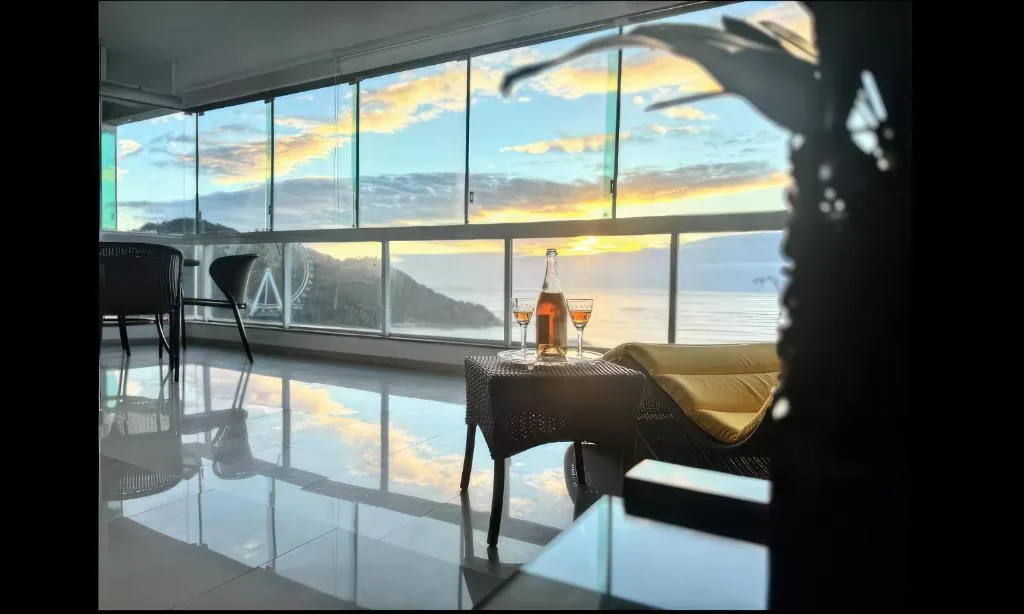 Frente Mar alto padrão 250m2 pé na areia 3 garagens, Balneário Camboriú, na Av. Atlântica, 450 em Balneário Camboriú/SC — foto 12
