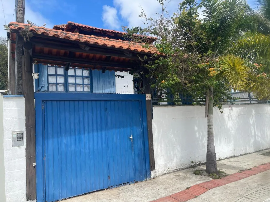 Casa azul perto do centro e caminho das praias agrestes, Balneário Camboriú, na 238 Rua Antonio Correa em Balneário Camboriú/SC